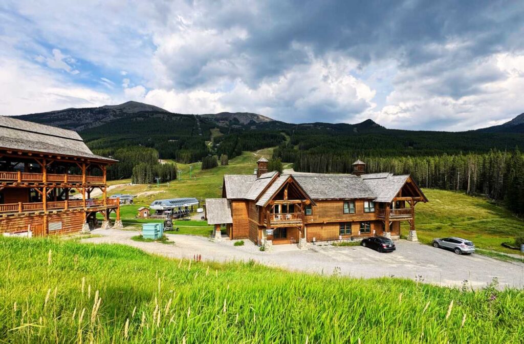 Lake Louse Gandola Mountain view