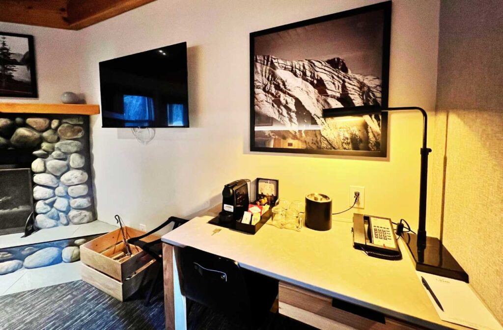 Buffalo mountain room table with lamp